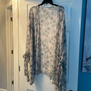 OS beautiful kimono. Light pink with green floral details. Silver vertical lines